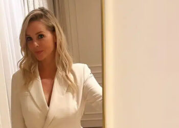 FOTO: Chantal Janzen deelt gedurfde foto in een wit hemdje met diep decolleté