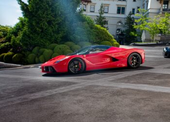 FOTO’S: LaFerrari van €3 miljoen euro staat te verstoffen in publieke parkeergarage