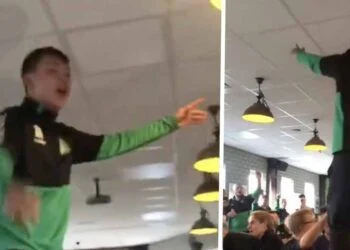 VIDEO: Jongeman met enorme zelfspot zet de hele voetbalkantine op z’n kop