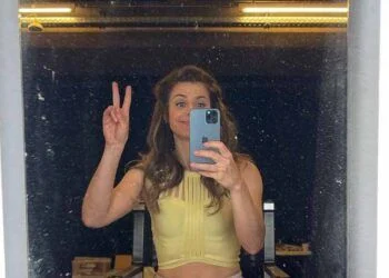 Foto: Elise Schaap maakt volgers gek met foto in openstaand jurkje