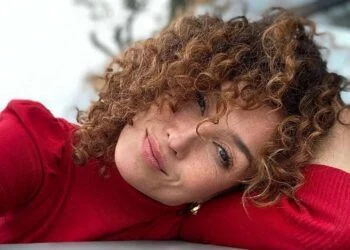 FOTO: Katja Schuurman deelt nieuwe foto terwijl ze in lingerie op bed zit