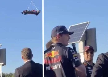 GENIALE BEELDEN: Max Verstappen reageert op geniale wijze op bezorging van zijn RB19 in Austin