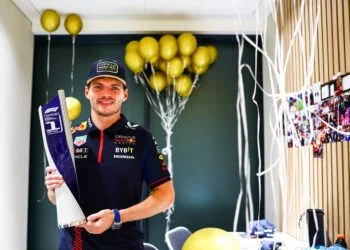 WOW: Deze bizarre bonus strijkt Max Verstappen op met het winnen van de derde wereldtitel