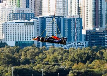 BEELDEN: Red Bull haalt een stunt uit en levert Max Verstappen zijn RB19 per helikopter