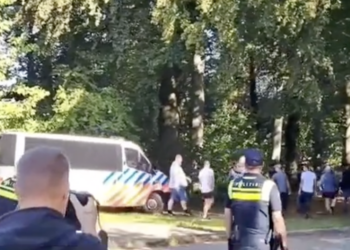 VIDEO: Politie rijdt man van de ’tegendemo’ van zijn sokken om hem terug te dringen in Den Haag