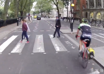 VIDEO: Asociale wielrenner weigert te stoppen bij zebrapad, voetganger pakt wielrenner aan