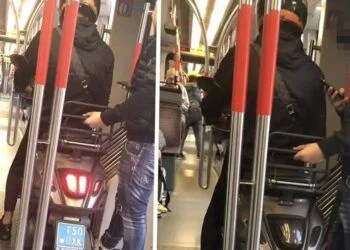 VIDEO: Alleen in Den Haag: jongeren rijden met een scooter de tram binnen