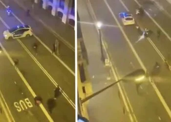 VIDEO: Politieagenten in de problemen bij demonstratie op straat, versterking net op tijd!