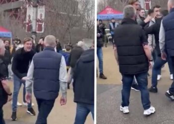 VIDEO: Hooligan daagt oudere man uit, maar heeft niet door dat zijn zoon erbij staat en krijgt het zwaar te verduren