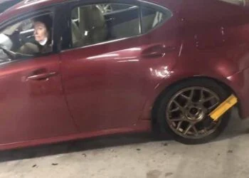 VIDEO: Vrouw probeert gewoon weg te rijden met een wielklem om haar achterwiel