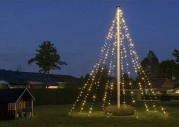 Verlicht je tuin deze feestdagen met de XXL Led-kerstboom van de Action voor buiten