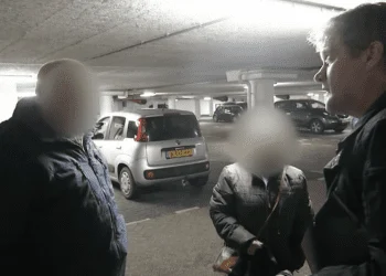 VIDEO: Alberto Stegeman confronteert viezerik (71) terwijl zijn vrouw erbij staat