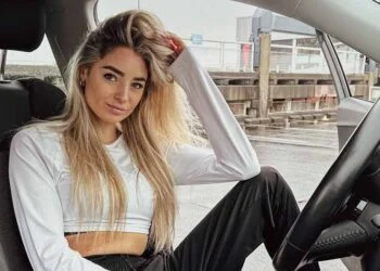 FOTO’S: Dewy Langenberg (ex-vriendin Royalistiq) maakt furore op Instagram met ‘Loungeunderwear’