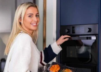 OEPS: Iris Enthoven laat (een beetje) meer zien dan gepland in een erg leuk setje