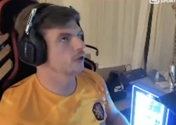 VIDEO: Max Verstappen ontvangt shirt van een speler van Oranje en draagt hem vol trots