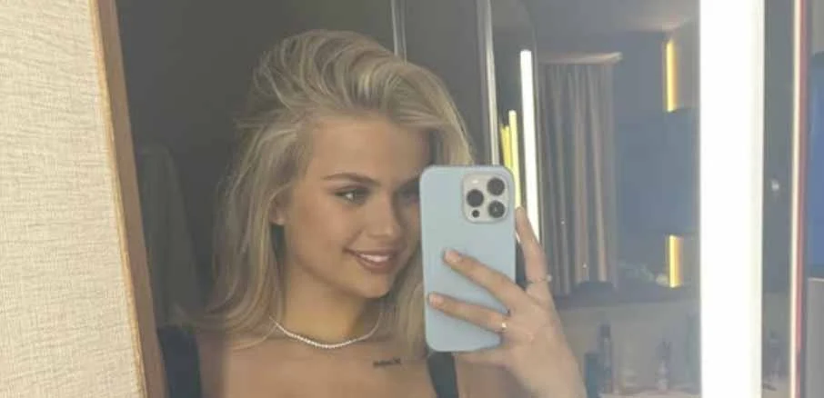 FOTO: Mdemma deelt een spiegelselfie die weinig aan de verbeelding overlaat