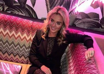 FOTO: Monique Westenberg maakt tongen los met Instagram story op het strand