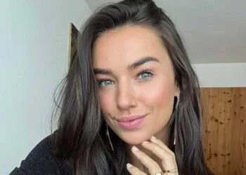 FOTO: Nina Warink deelt een foto uit de keuken in lingerie