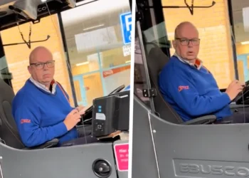 VIDEO: Aardige buschauffeur krijgt brutale vragen van een jong knaapie