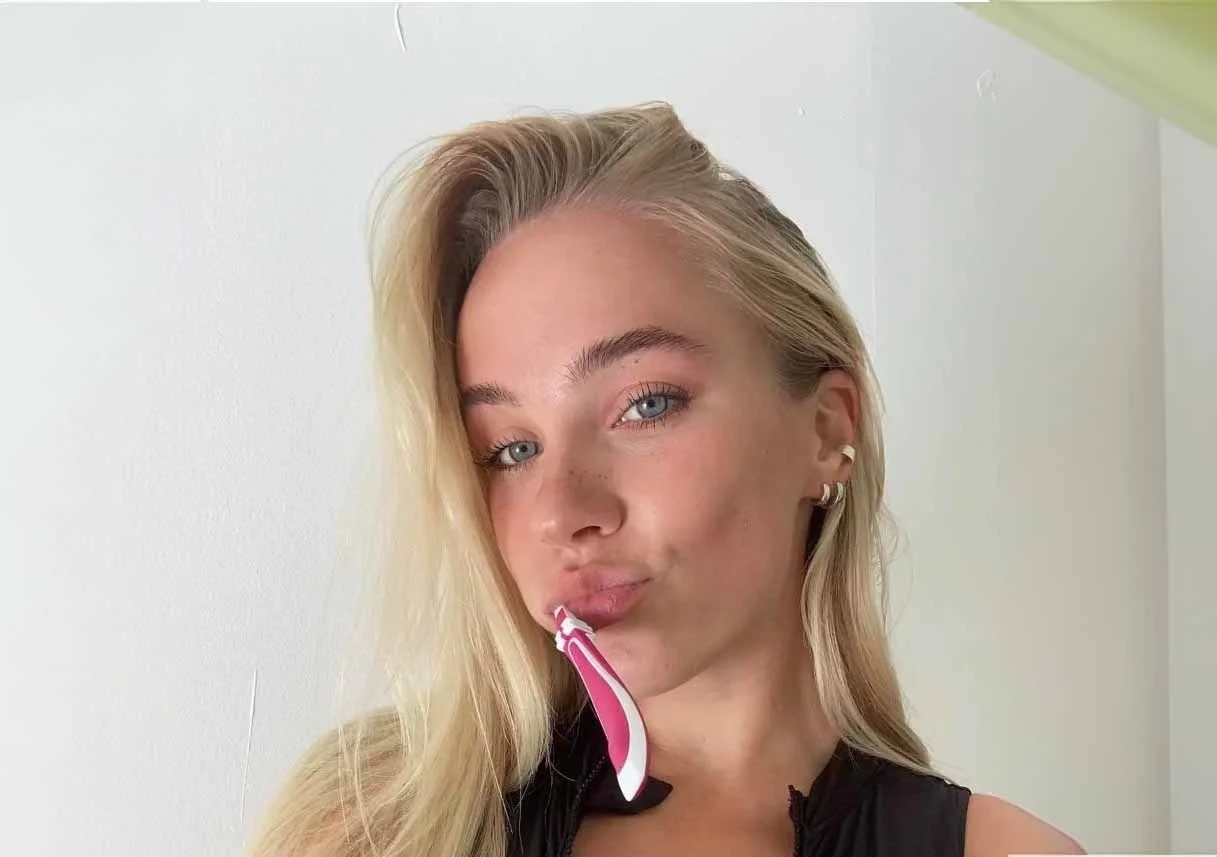 VIDEO: Juultje Tieleman (24) poseert in pikante badpak op surf-vakantie ... VIDEO: Juultje Tieleman (24) poseert in pikante badpak op surf-vakantie ...