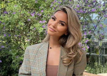 FOTO: Monica Geuze geniet op een bootje in een te kleine bikini