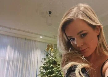 FOTO: Carola Kirschbaum deelt uitdagende foto bij de kerstboom