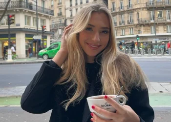 Delfine Stal x header