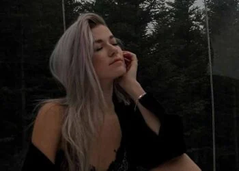 FOTO’S: Jade Anna schittert in roze lingerie voor samenwerking met Hunkemoller