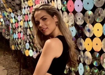 VIDEO: Oud K3-zangeres Klaasje Meijer deelt video als baywatch op het strand