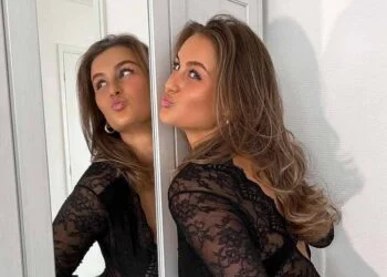 FOTO’S: Lola Hesseling deelt foto’s in lingerie terwijl ze poseert in de spiegel.