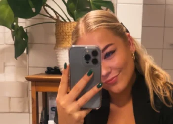 FOTO: Marijn Kuipers betovert volgers met spiegelselfie in lingerie via Snapchat