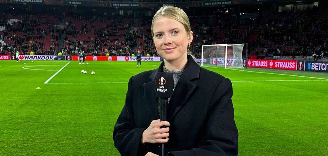 FOTO: Presentatrice Noa Vahle ritst haar jasje open en deelt virale foto