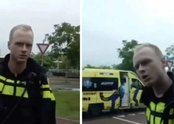 VIDEO: Een burger probeert een politieagent flink aan te pakken net na een ongeluk