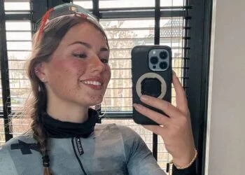 FOTO: Puck Moonen deelt een foto in een klein badpak aan het zwembad