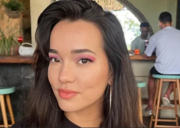 FOTO’S: Bibi Breijman deelt reeks foto’s in een korte paarse jurk