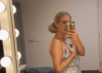 FOTO: Britt Dekker deelt een spiegelfoto in bikini om aan te tonen hoe fit ze nu is