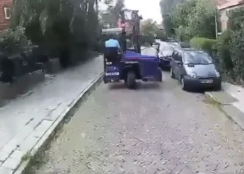 VIDEO: Man zonder gordel maakt flinke klapper door crash met wiellader tegen een auto