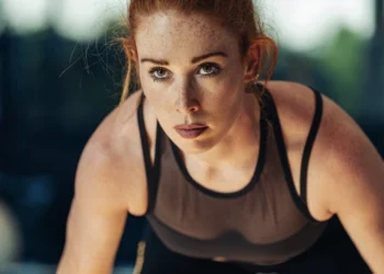 FOTO: Schaatster Antoinette de Jong maakt tongen los met foto naast het zwembad