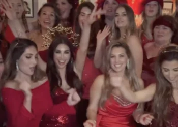 VIDEO: Yolanthe Cabau deelt aangename video van kerstviering met zussen en vriendinnen