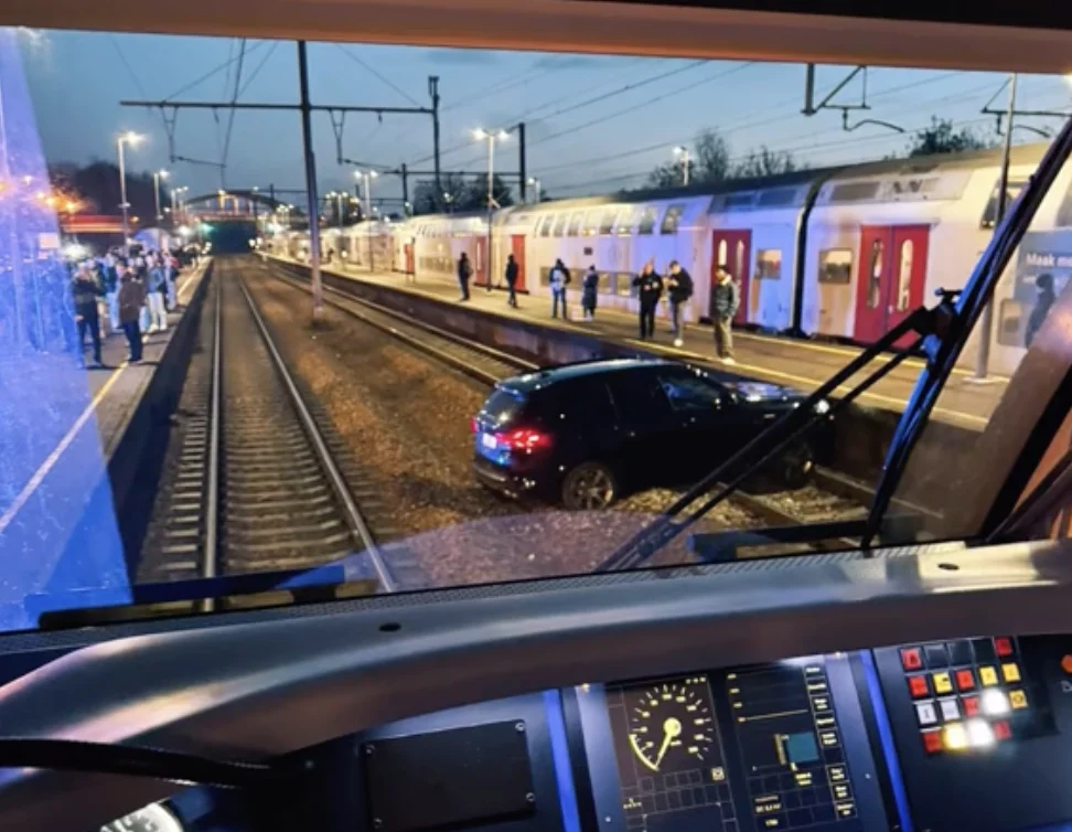 VIDEO Chaos op station Antwerpen Auto rijdt spoor op in bizarre wending