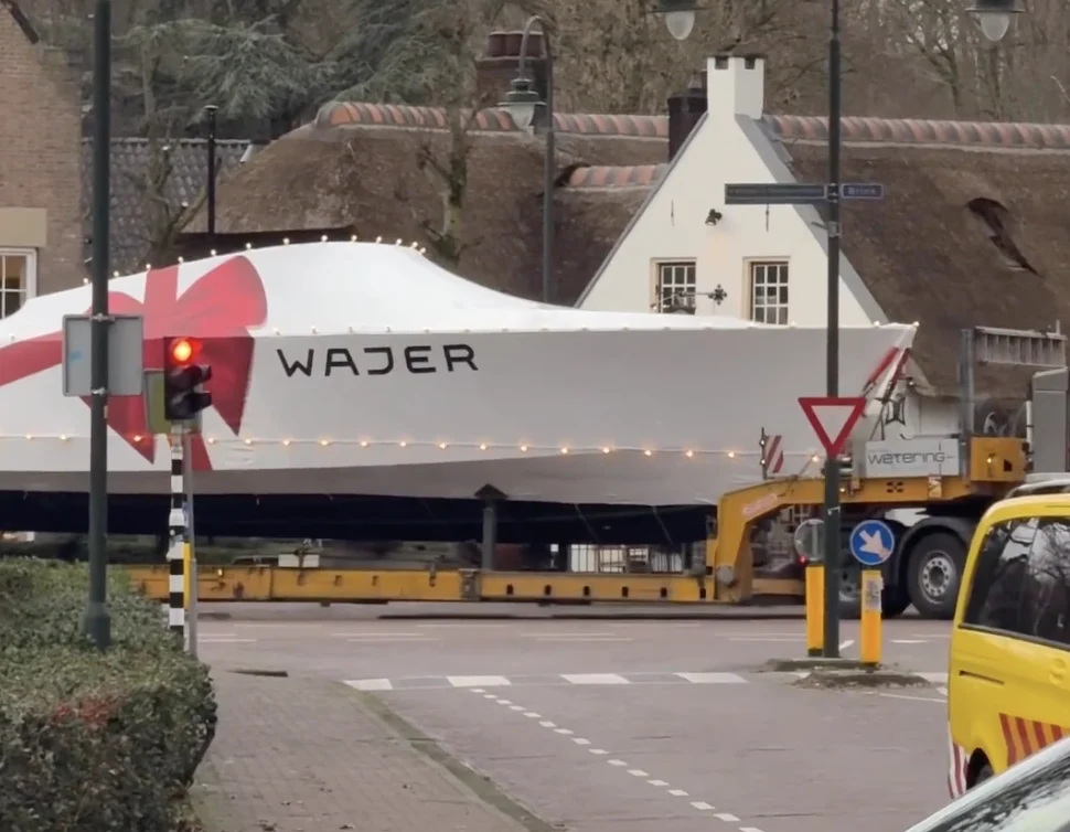 VIDEO: Wajer doet jachten van €3 miljoen bezorgen met kersverlichting