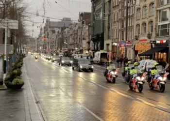 VIDEO: Zuid-Koreaanse leider krijgt bizar veel beveiliging in Amsterdam