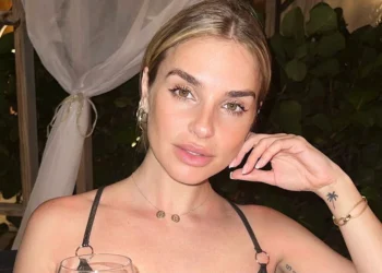 FOTO: Gaby Blaaser (37) deelt gewaagde foto in iets te klein hemdje