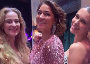 FOTO’S: Deze leuke barvrouwen waren de kerst op de taart bij ‘VI Live’