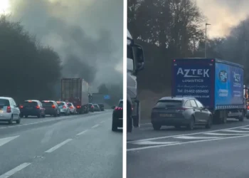 VIDEO: Bedrijfsbusje vliegt in de fik midden op de snelweg