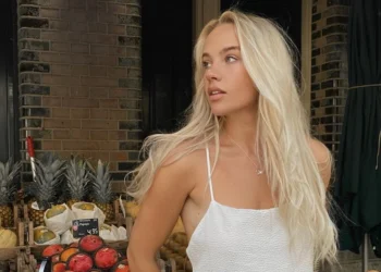 FOTO’S: Juultje Tieleman knalt bijna uit haar iets te kleine zwarte jurkje