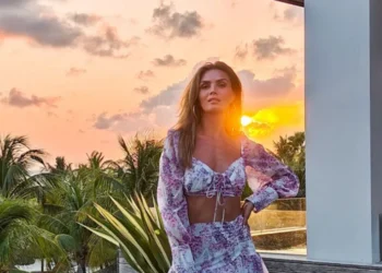 FOTO: Kim Feenstra maakt tongen los met gewaagde fotoshoot in samenwerking met ‘Christine le Duc’