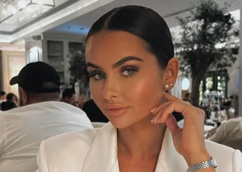 FOTO’S: Sarah van Soelen maakt tongen los door gewaagde bikinifoto’s vanaf de Malediven