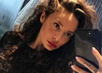 VIDEO: Fajah Lourens verrast fans en duikt in bikini in een ijskoud bad