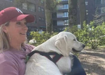 FOTO: Helene Hendriks presenteert haar programma in een erg strak jurkje